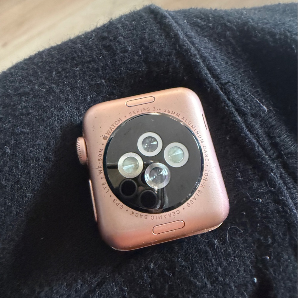Apple Watch Series 3 - Rose Gold - 38mm Aluminum - GPS - Picture 2 of 2